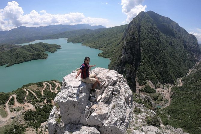 Hiking day tour of Bovilla Lake